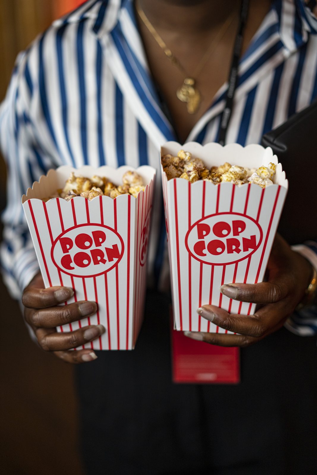 Zwei Tüten Popcorn im Foyer des Kinos