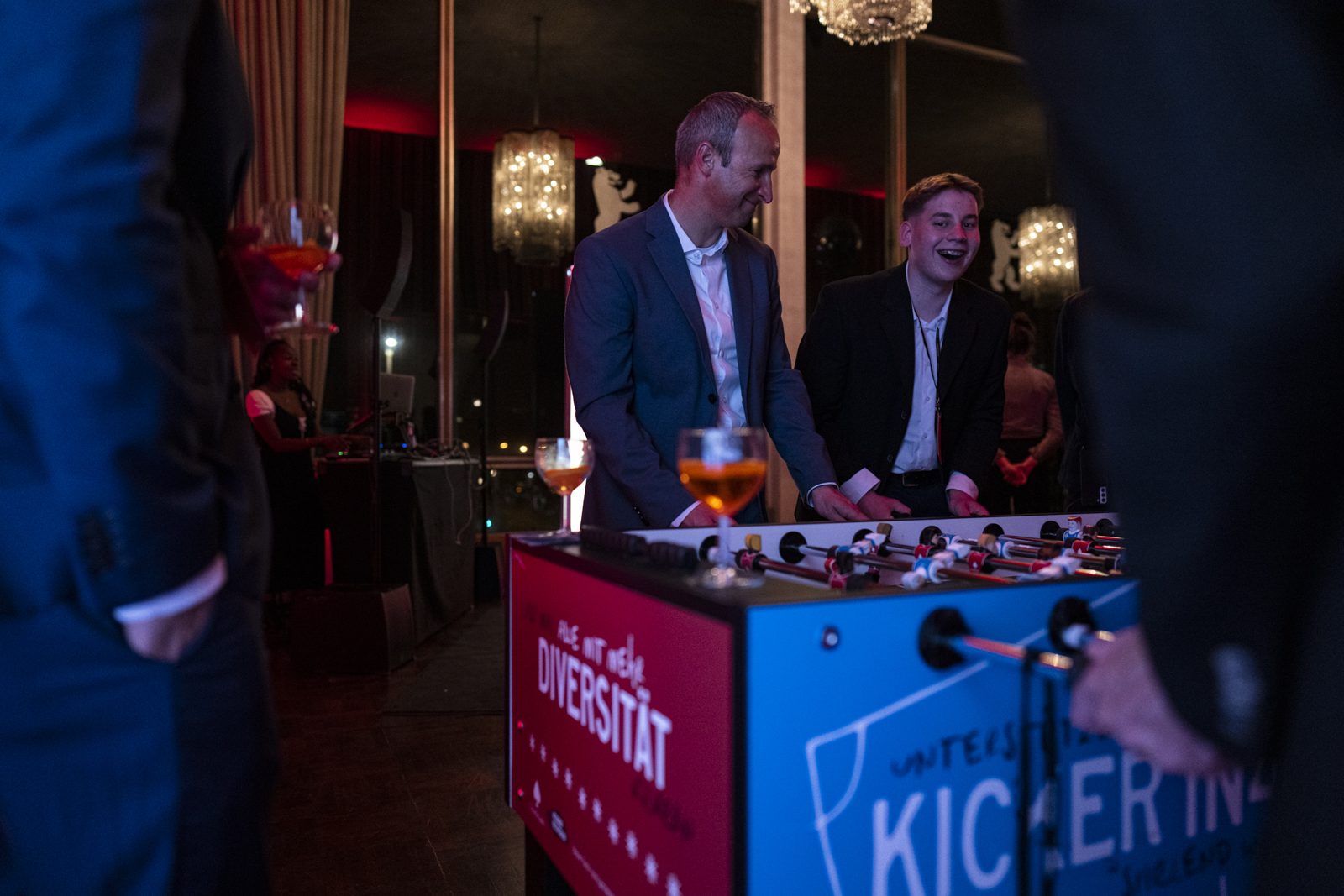 Gäste am Kickertisch beim Ausklang des Abends