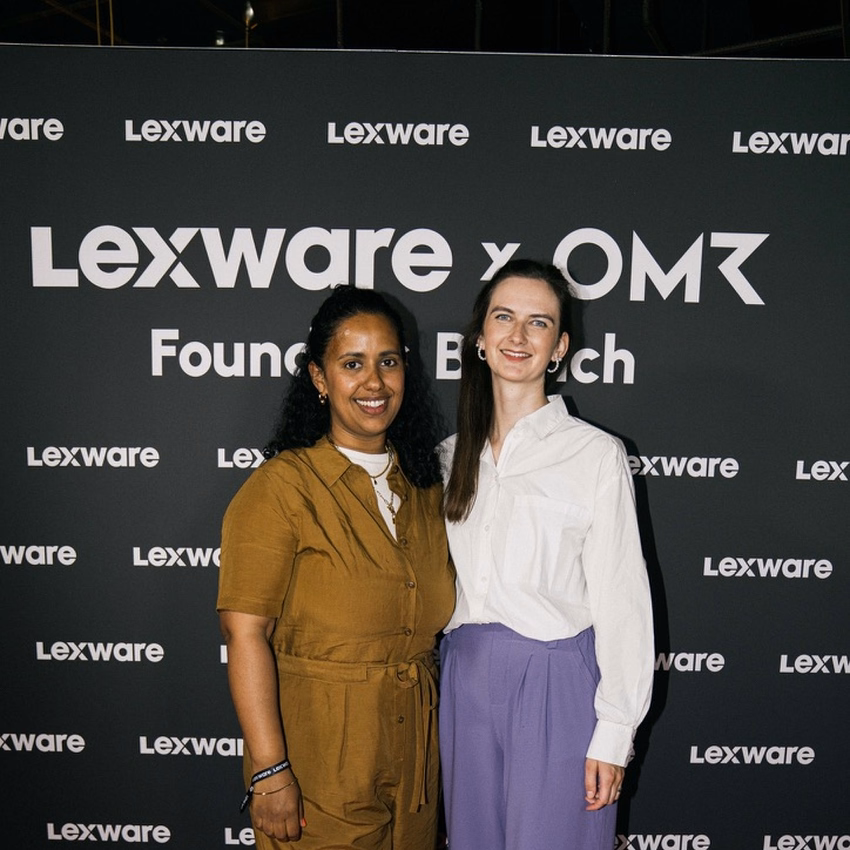 Kathi Binnig und Dschamila Küppers, Gründerinnen von It's a Parents Thing, vor einer Lexware x OMR Founders Brunch Fotowand.