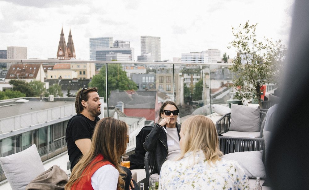 Gäste auf der Dachterrasse mit Blick über Hamburg beim Lexware Founders Brunch 2025