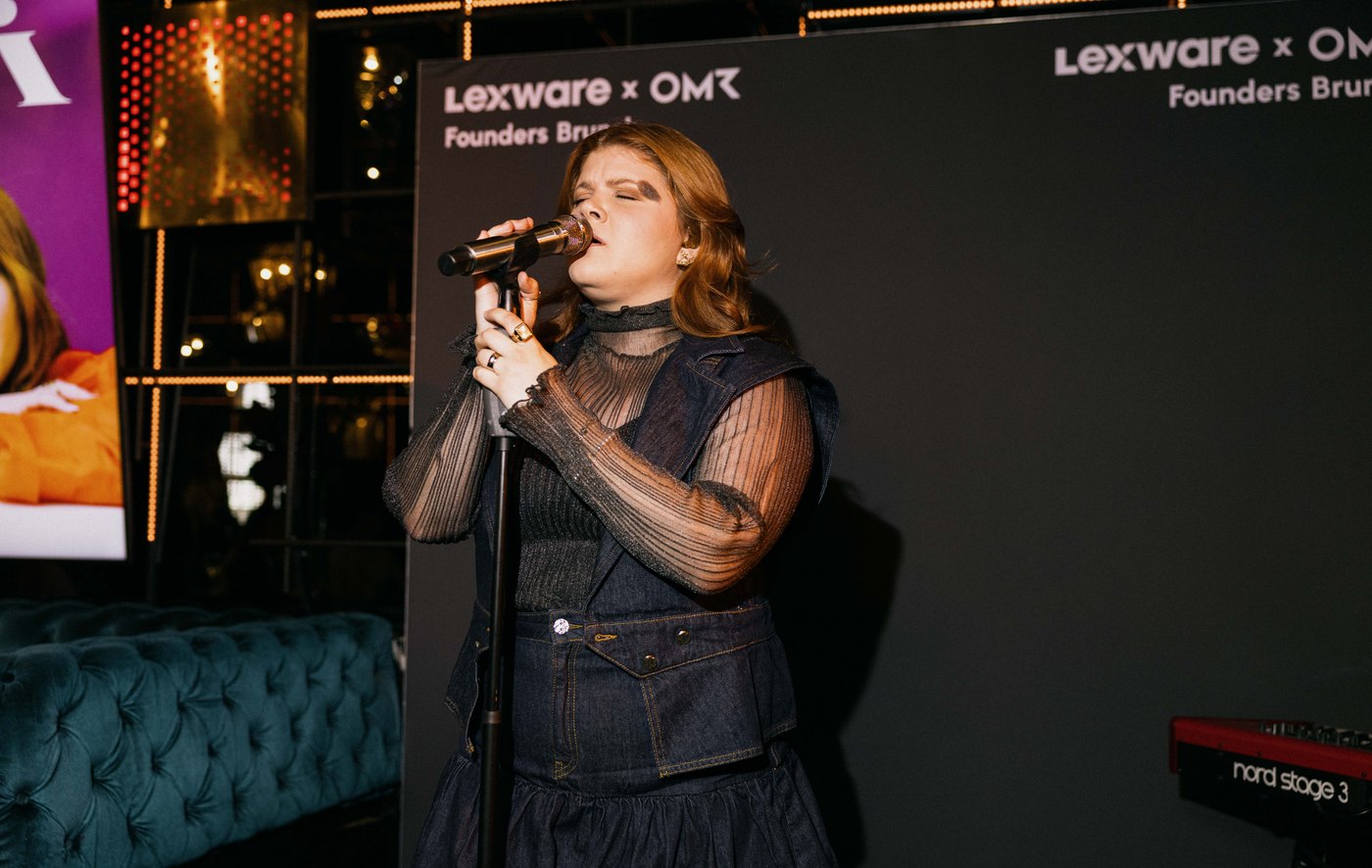 Die Sängerin LOI singt live beim Lexware Founders Brunch 2026 in Hamburg