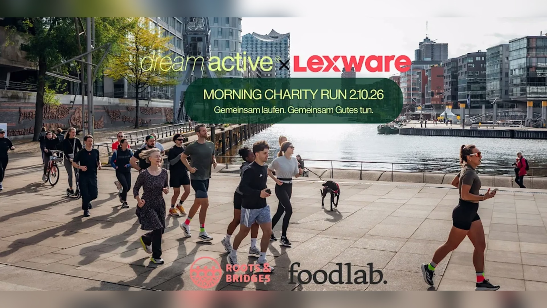 Keyvisual des dream active x Lexware Morning Charity Run am 2. Oktober 2026: Läuferinnen und Läufer an der Hamburger Hafenkante vor der Elbphilharmonie, mit den Logos von Roots & Bridges und foodlab.