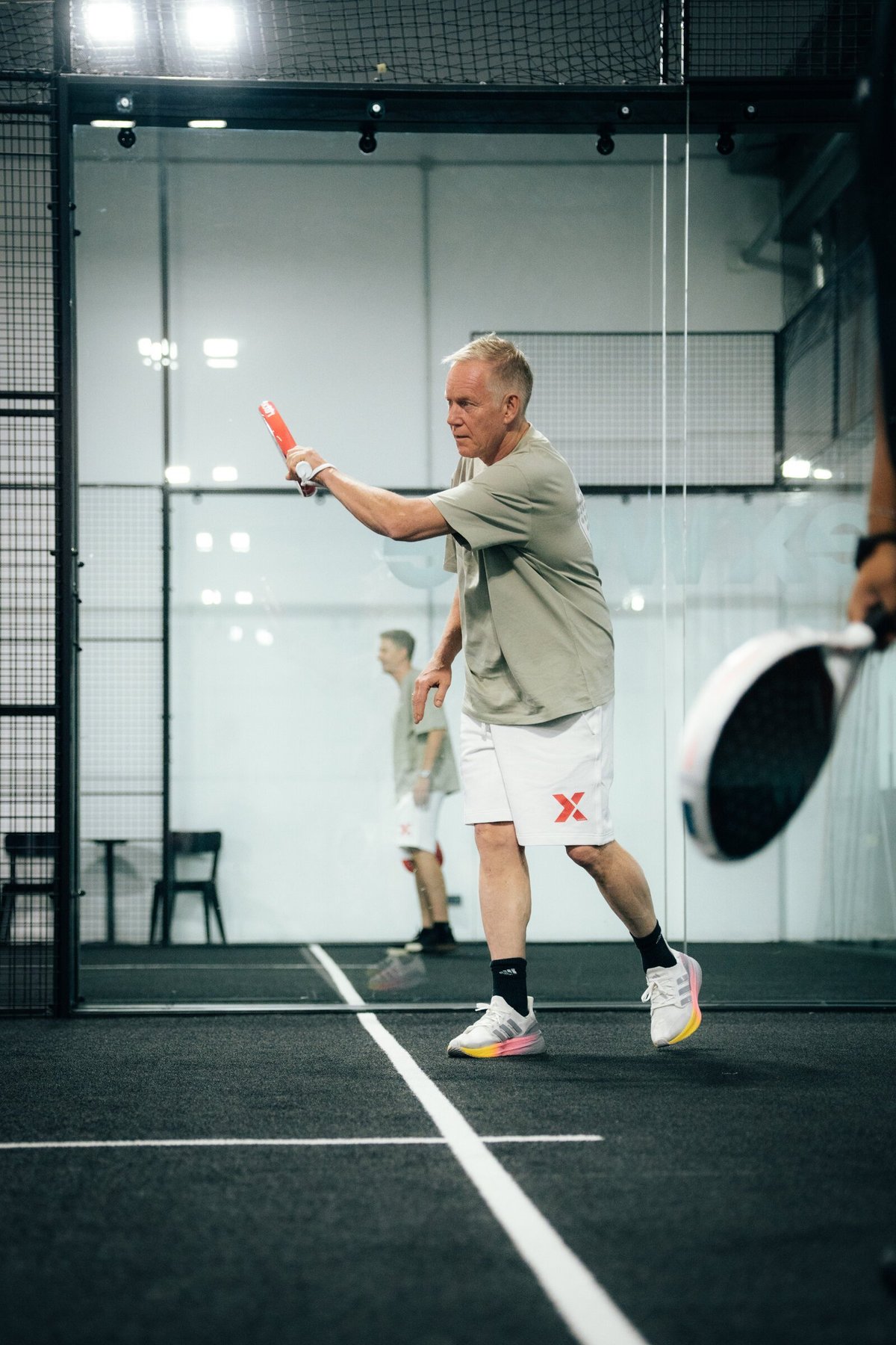 Johannes B. Kerner holt auf dem Padel-Court zum Return aus.