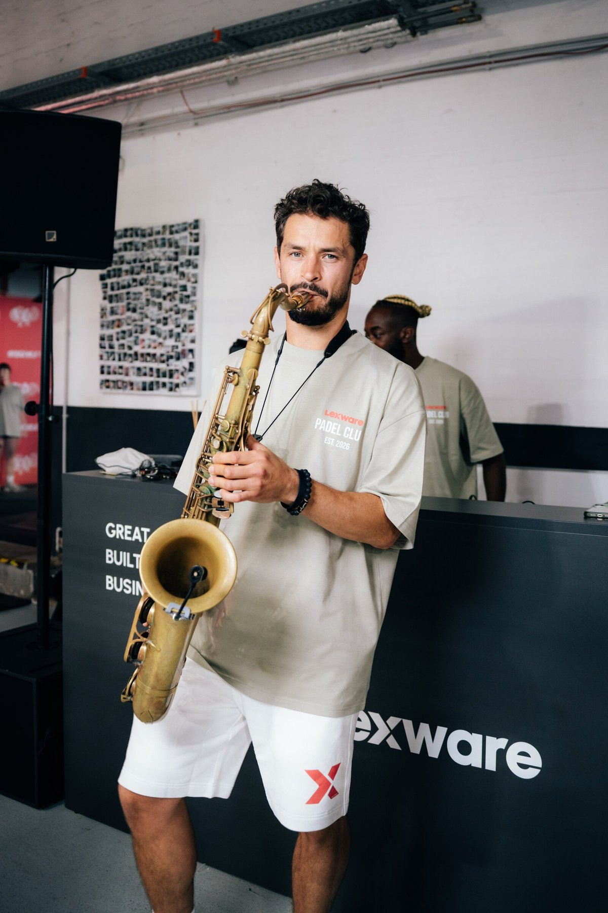 Saxofonist spielt live beim Padel & Dine.
