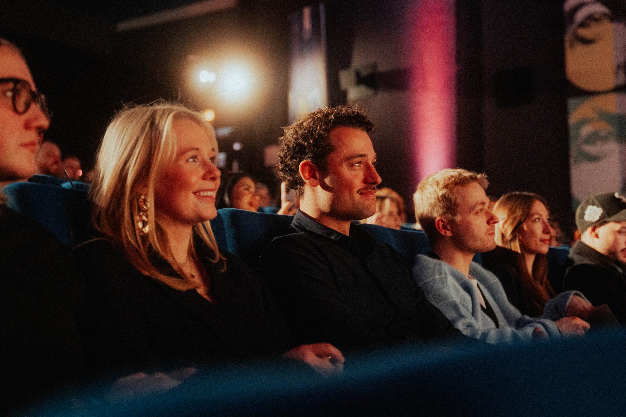 Gäste im Kinosaal verfolgen gebannt die Premiere
