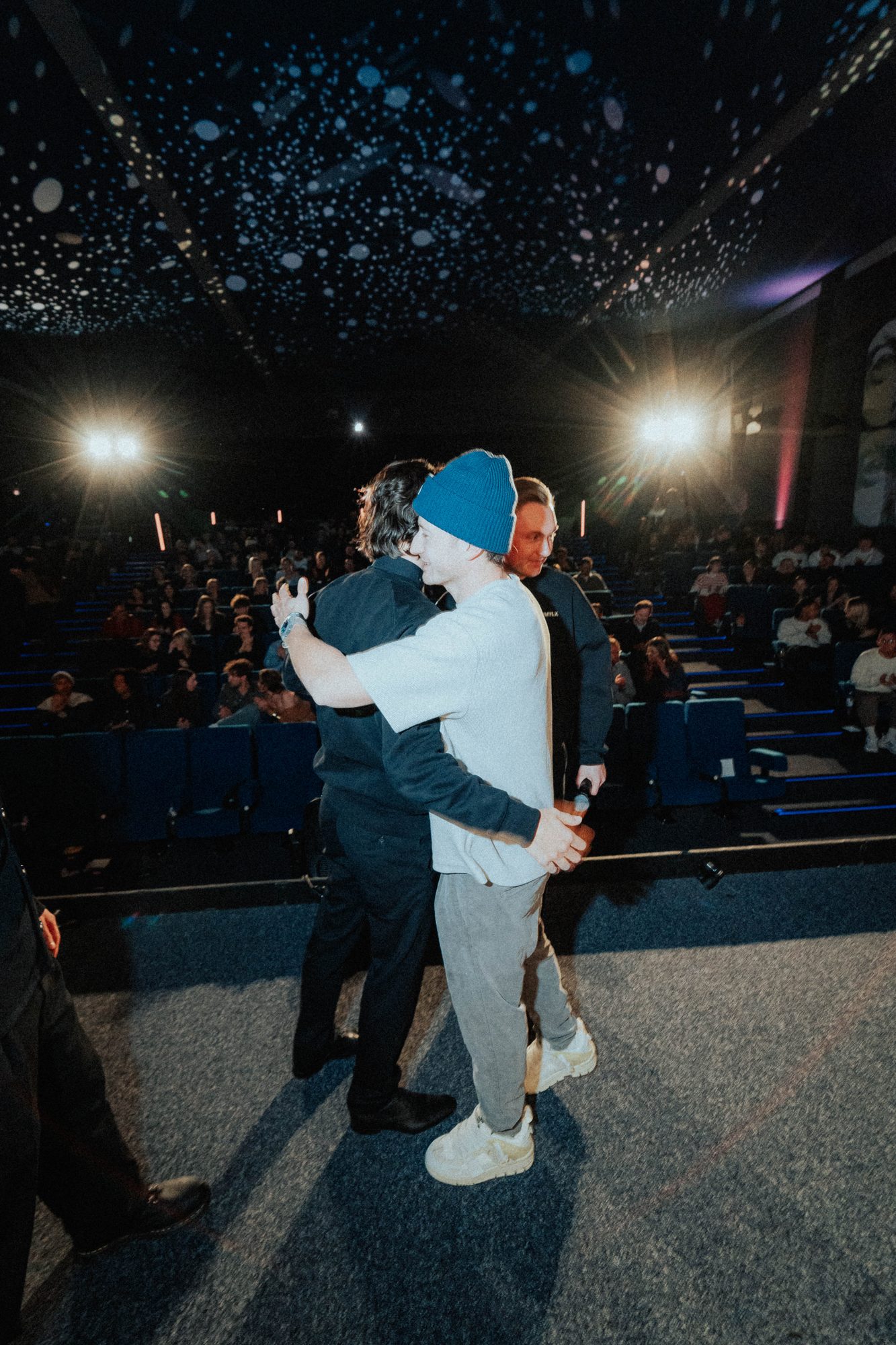 Umarmung auf der Bühne nach der Premiere