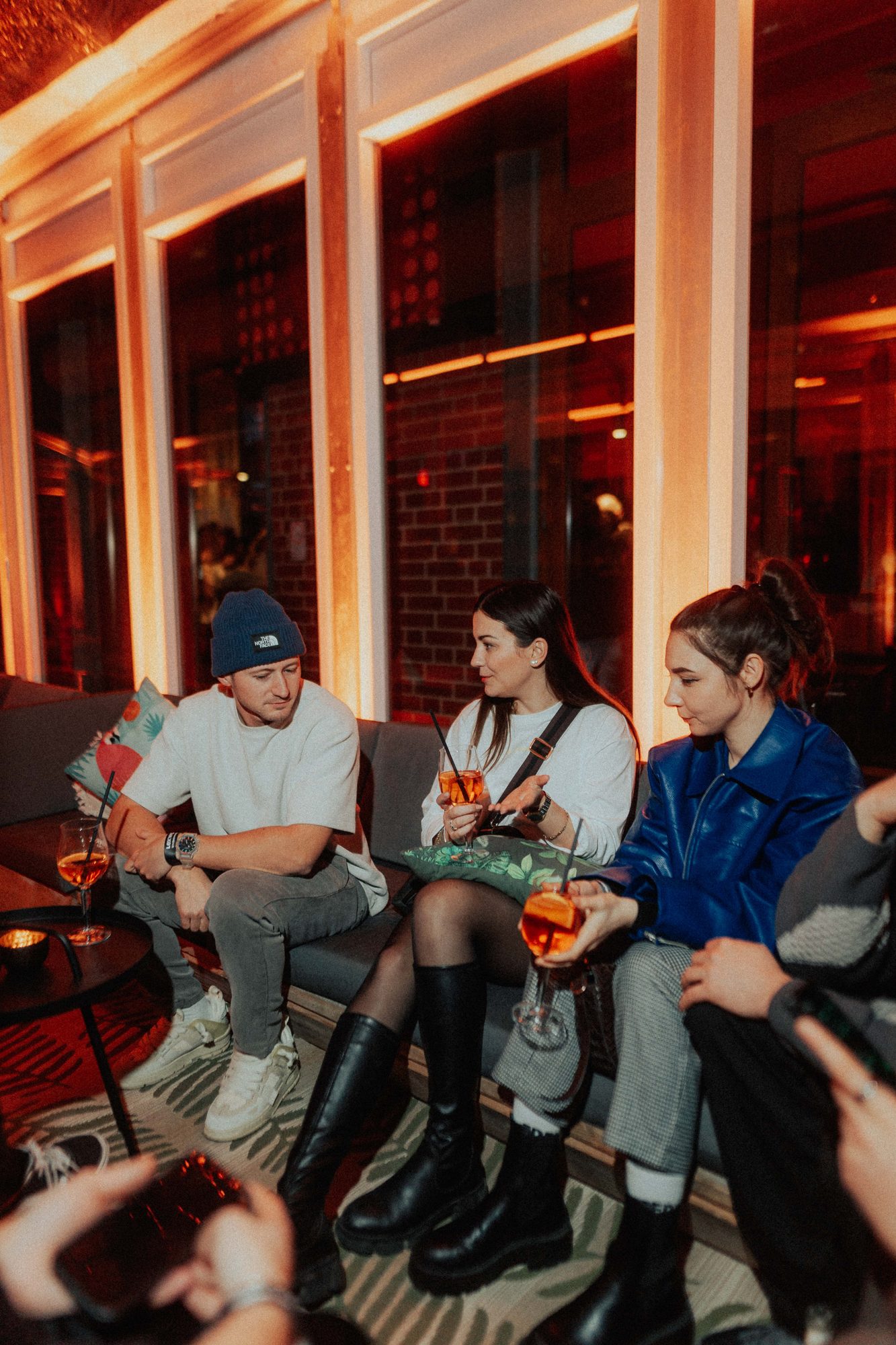 Gäste sitzen mit Aperol in der Lounge des Cinenova