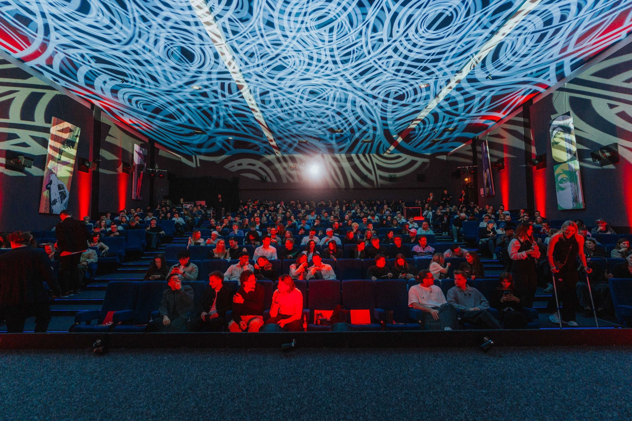 Voller Kinosaal mit leuchtender Decke bei der Premiere von YouTube Deutschland