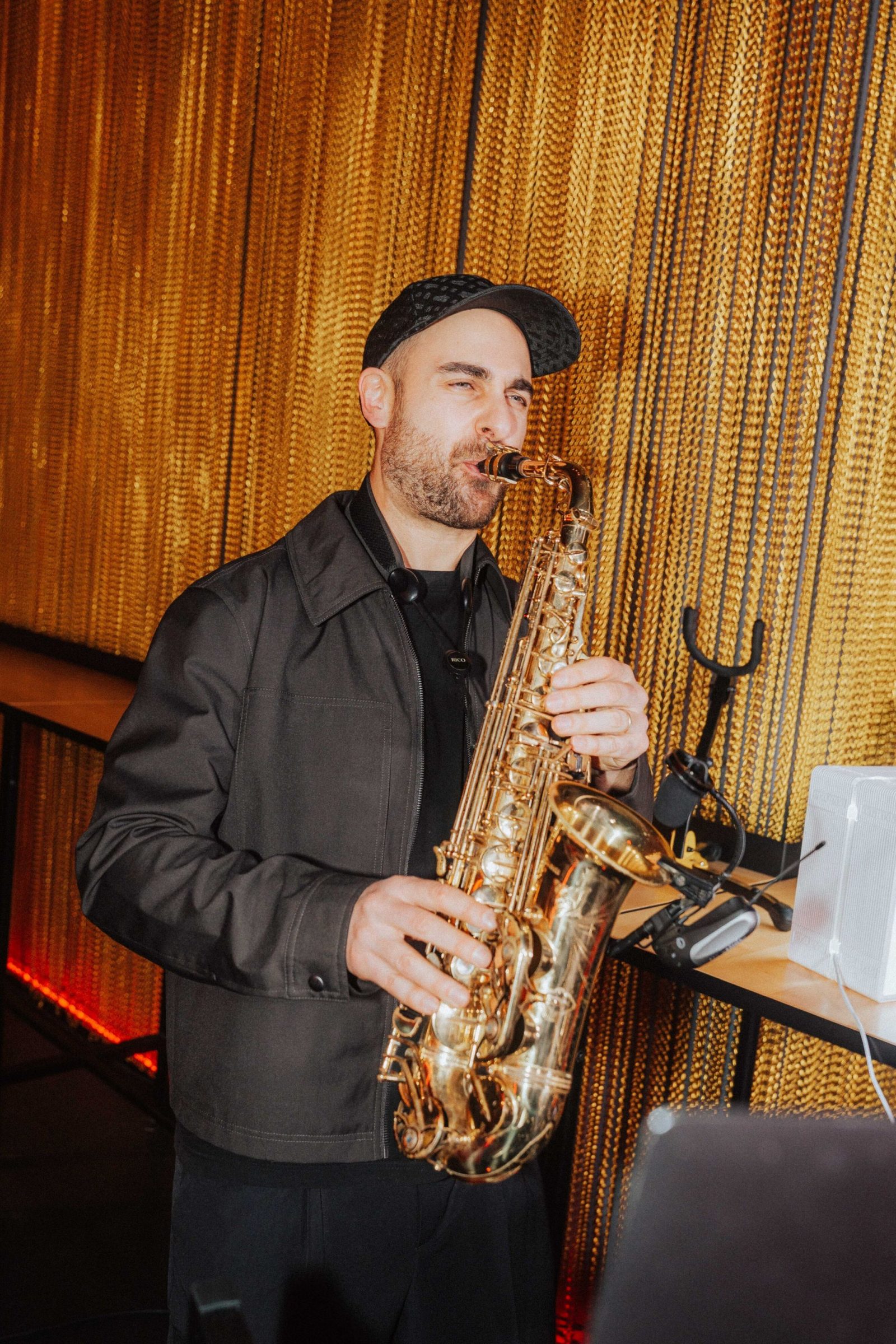 Saxofonist spielt im Foyer des Cinenova vor goldenem Vorhang