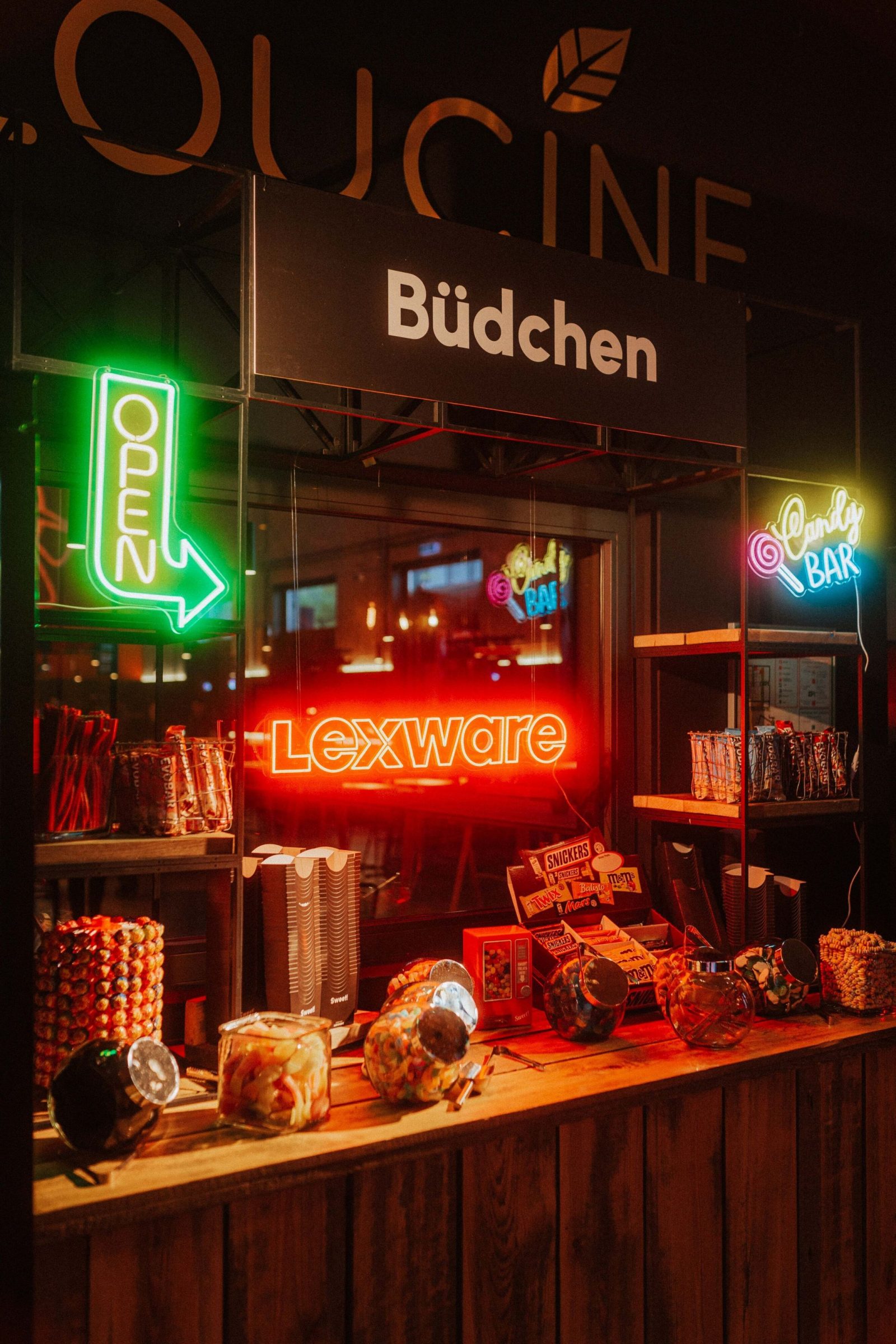 Büdchen mit Lexware-Neonschriftzug und Süßigkeiten im Foyer