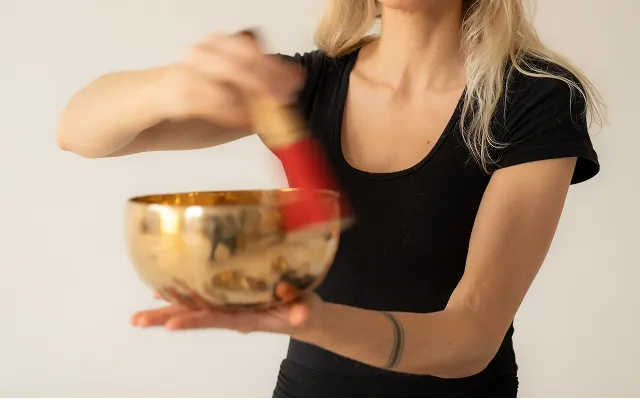 Klangschale anspielen