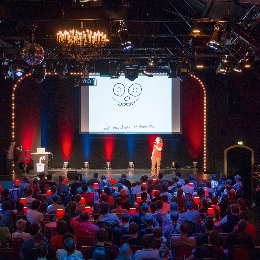 Speaker auf Bühne vor Publikum - Beitragsbild von Lexware Tell Your Story