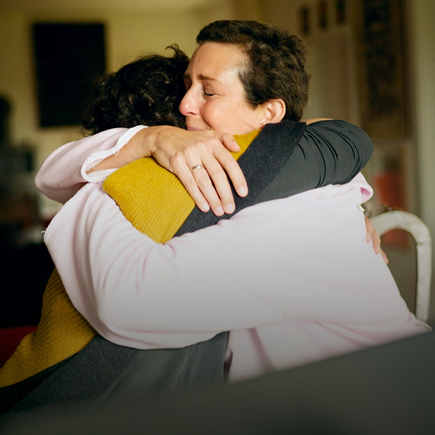 Zwei Frauen, die sich umarmen - Beitragsbild von Lexware Tell Your Story