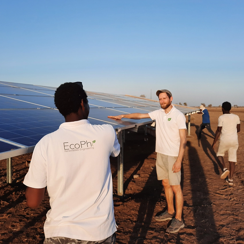 Die beiden Gründer von EcoPhi vor Boden-Solaranlage in Afrika - Beitragsbild von Lexware Tell Your Story