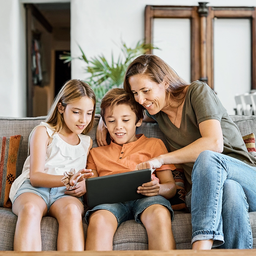 Mutter, Tochter und Sohn auf Sofa vor Tablet - Beitragsbild von Lexware Tell Your Story