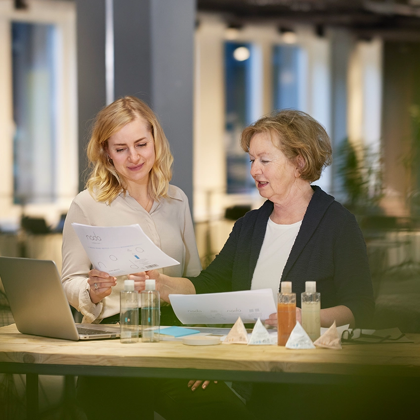 Melissa Spoden, Gründerin von nada - simply care, und ihre Mutter an einem Tisch bei der Arbeit - Beitragsbild von Lexware Tell Your Story