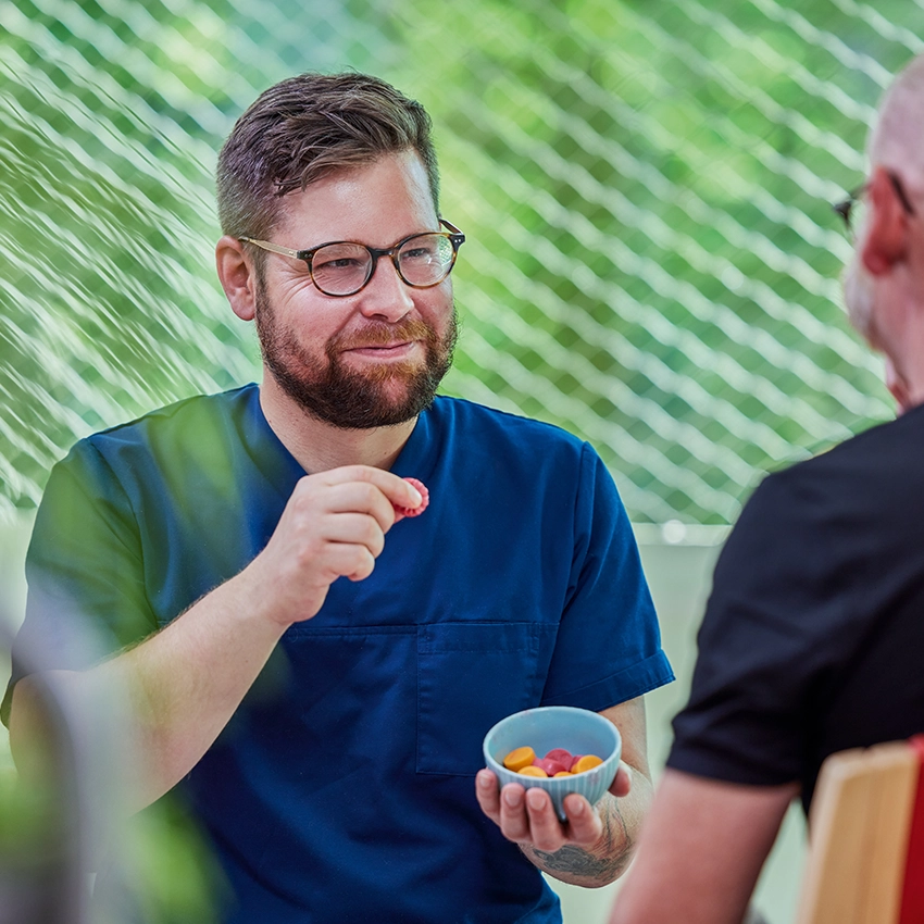 Stephan Wengel mit Fruchtgummi für demente Menschen in der Hand - Beitragsbild von Lexware Tell Your Story