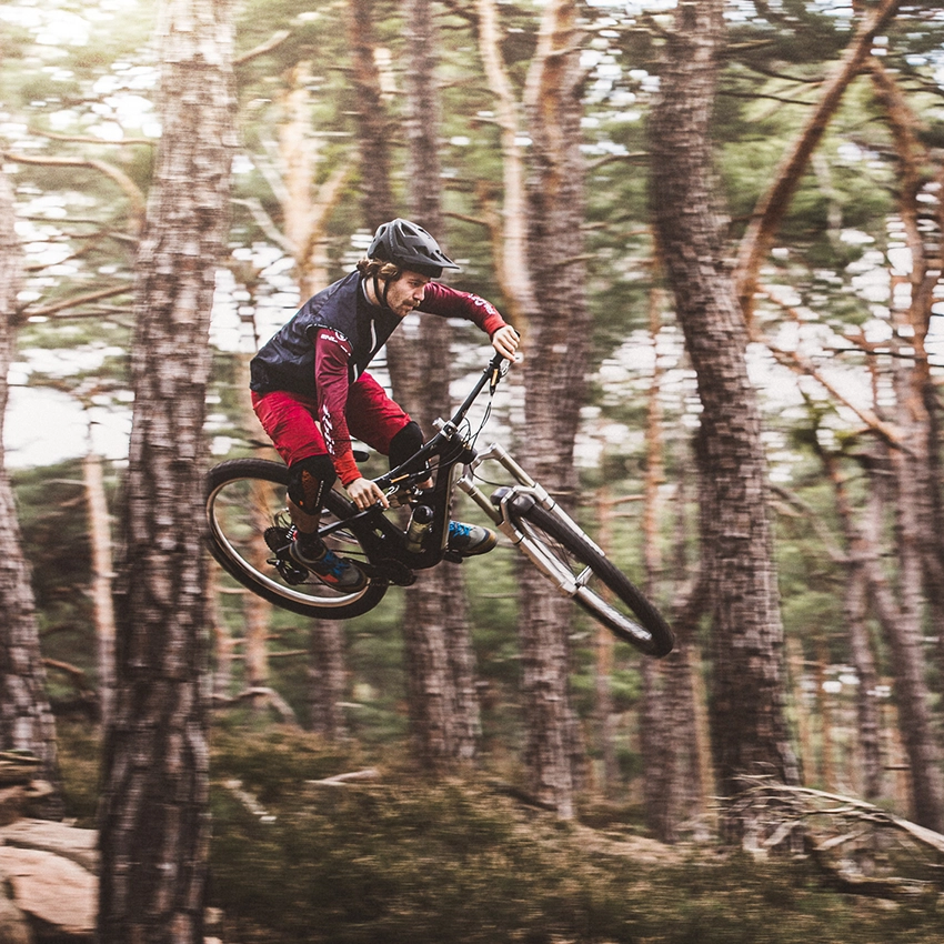 Downhiller auf Mountainbike beim Sprung in der Luft - Beitragsbild von Lexware Tell Your Story