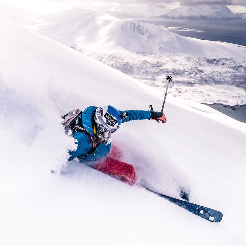 Im Tiefschnee fahrender Alpin-Skifahrer - Beitragsbild von Lexware Tell Your Story