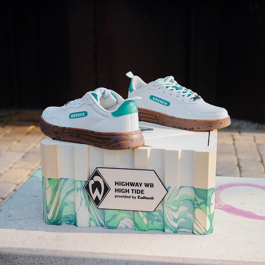 Weiße Werder Bremen Sneakers des Designstudios Weserholz auf Sockel - Beitragsbild von Lexware Tell Your Story