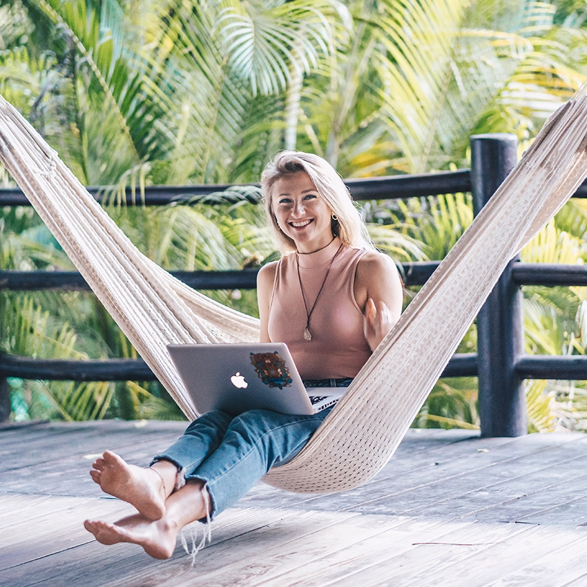 Nicole Borek, Gründerin von Wild Baboon, in Hängematte mit Laptop auf dem Schoß - Beitragsbild von Lexware Tell Your Story