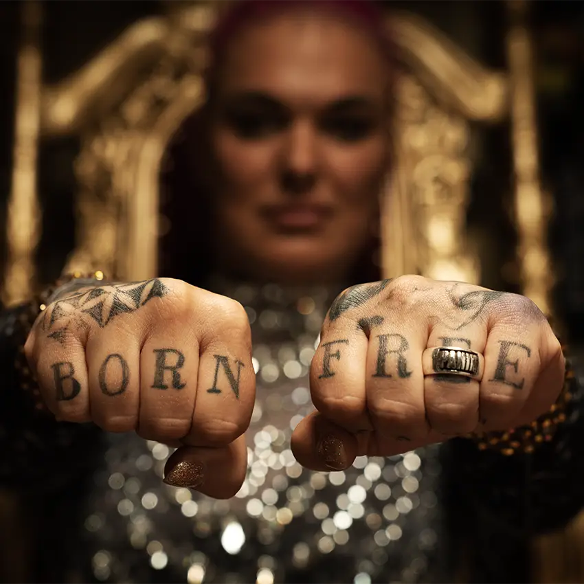 Tattoo "Born Free" auf den Fingern von Jazzy - Beitragsbild von Lexware Tell Your Story