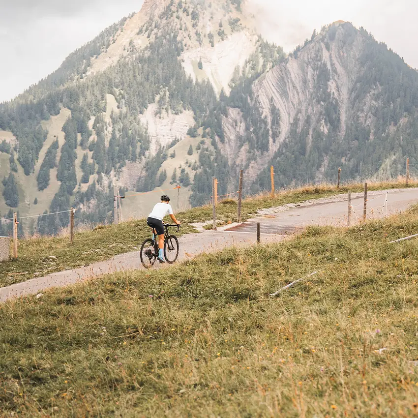 Monika auf Mountainbike in den Bergen - Beitragsbild von Lexware Tell Your Story