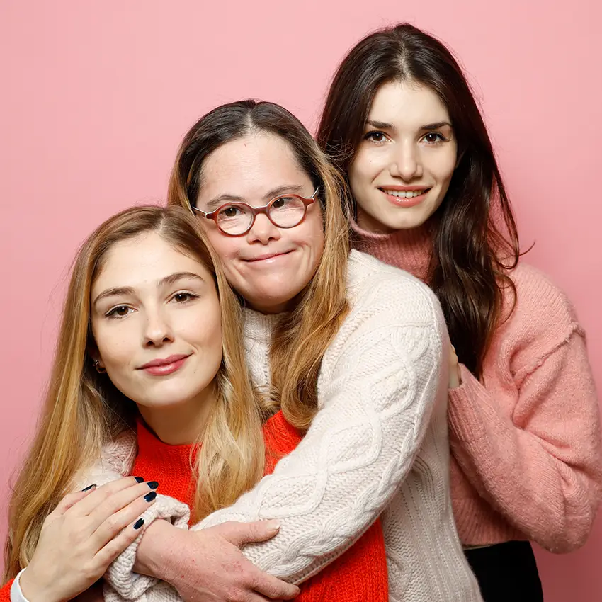Bild von drei Frauen, die vor einer pinken Wand stehen - Beitragsbild von Lexware Tell Your Story