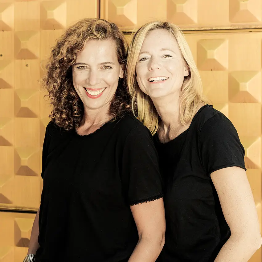 Miriam und Nina lachen in die Kamera - Beitragsbild von Lexware Tell Your Story