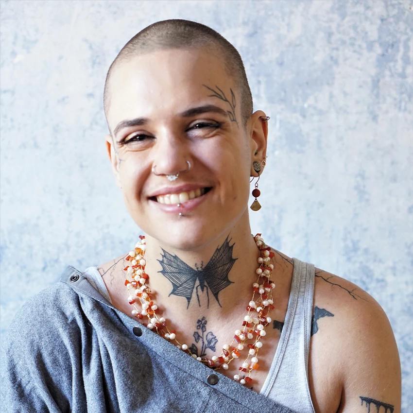 Portrait von Beccs vor grauen Hintergrund - Beitragsbild von Lexware Tell Your Story