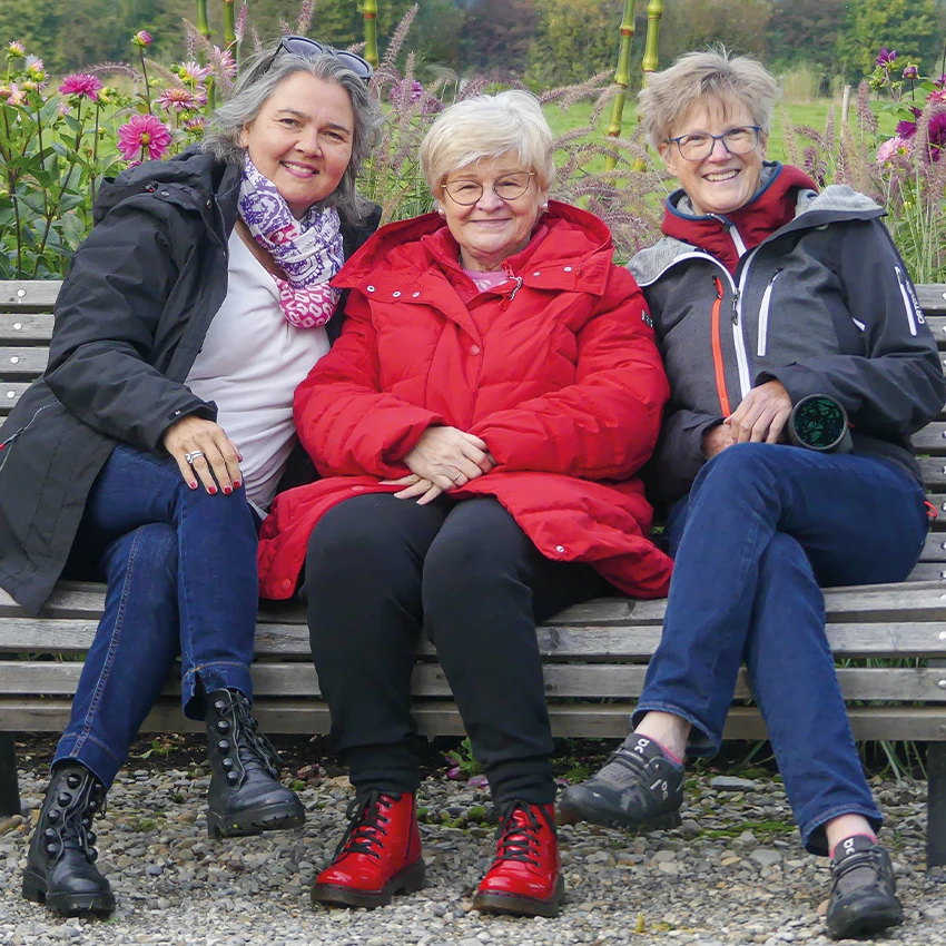  Drei Frauen sitzen im Freien auf einer Bank - Beitragsbild von Lexware Tell Your Story