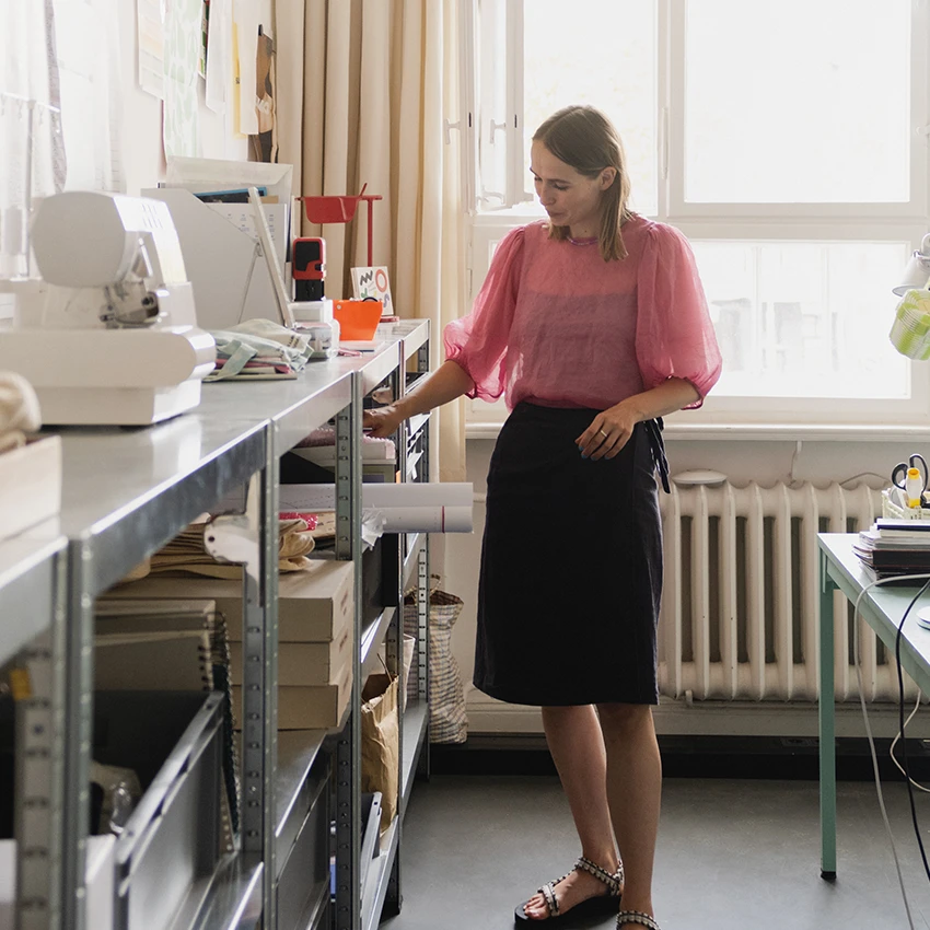 Luisa steht in einem Raum vor einem Tisch - Beitragsbild von Lexware Tell Your Story