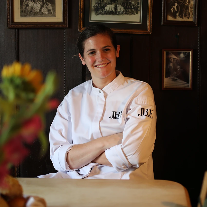 Viktoria sitzt in ihrem Hotel und lacht - Beitragsbild von Lexware Tell Your Story