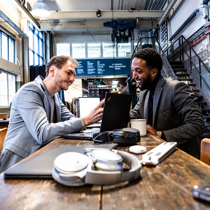 Yannic Maurer und Paulos Mesghina bei der Arbeit im Co-Working-Space in ihrer Start-up-Heimat in Stuttgart - Beitragsbild von Lexware Tell Your Story