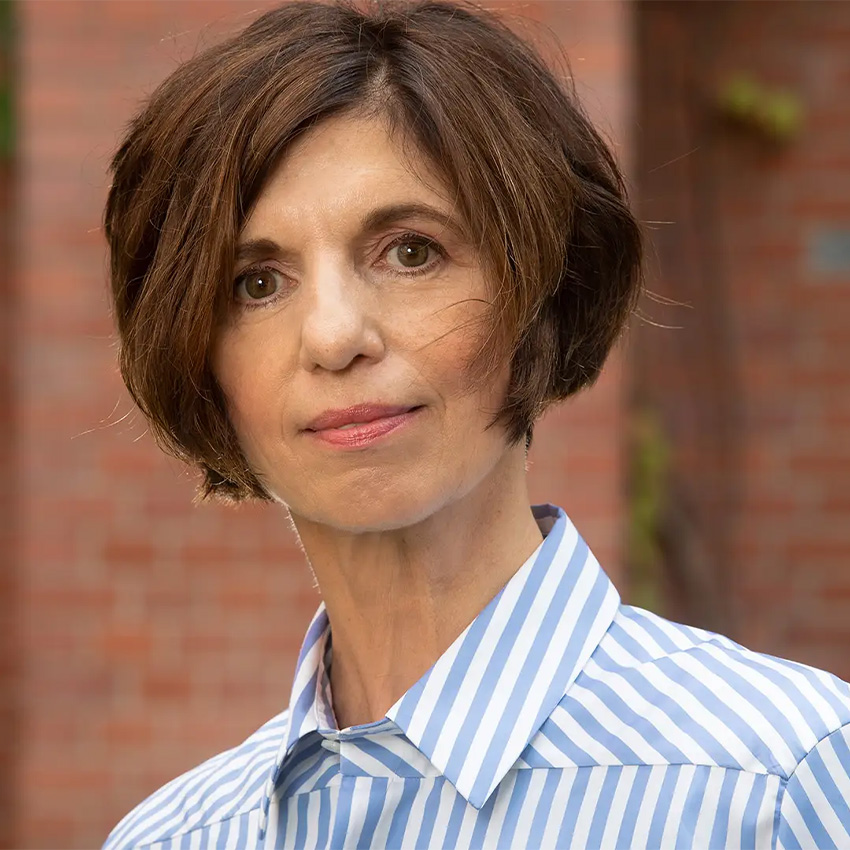 Portrait von Jutta mit braunen kinnlangen Haaren- Beitragsbild von Lexware Tell Your Story