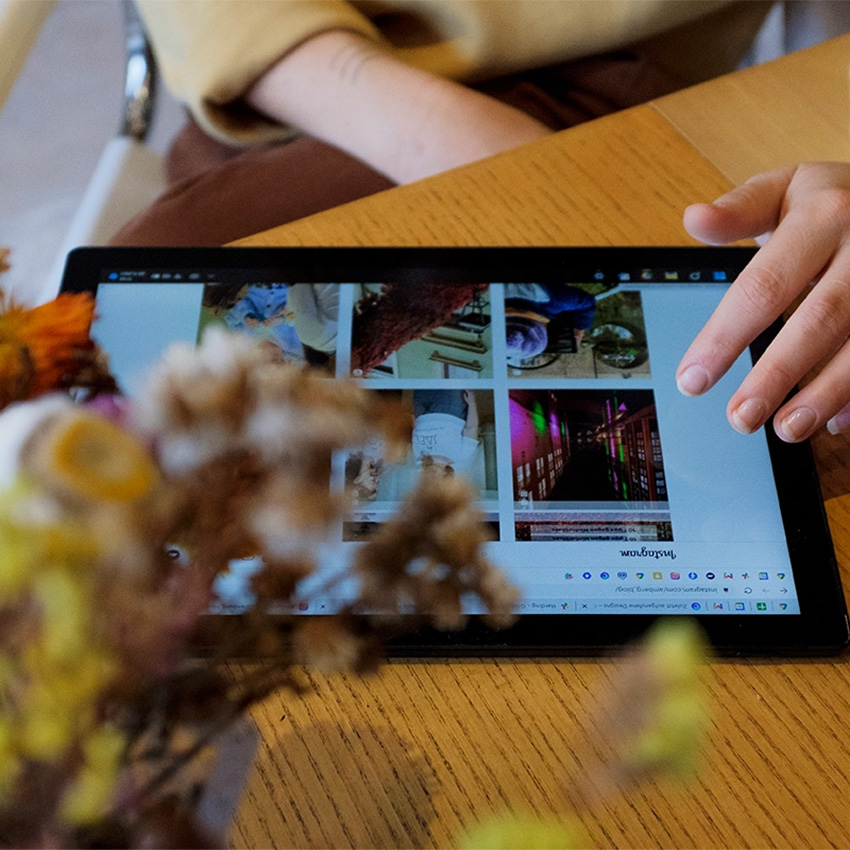 Verena Fitzgerald am Tablet - Beitragsbild von Lexware Tell Your Story