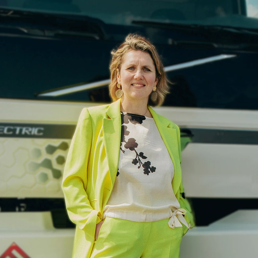 Foto von Denise vor einem LKW