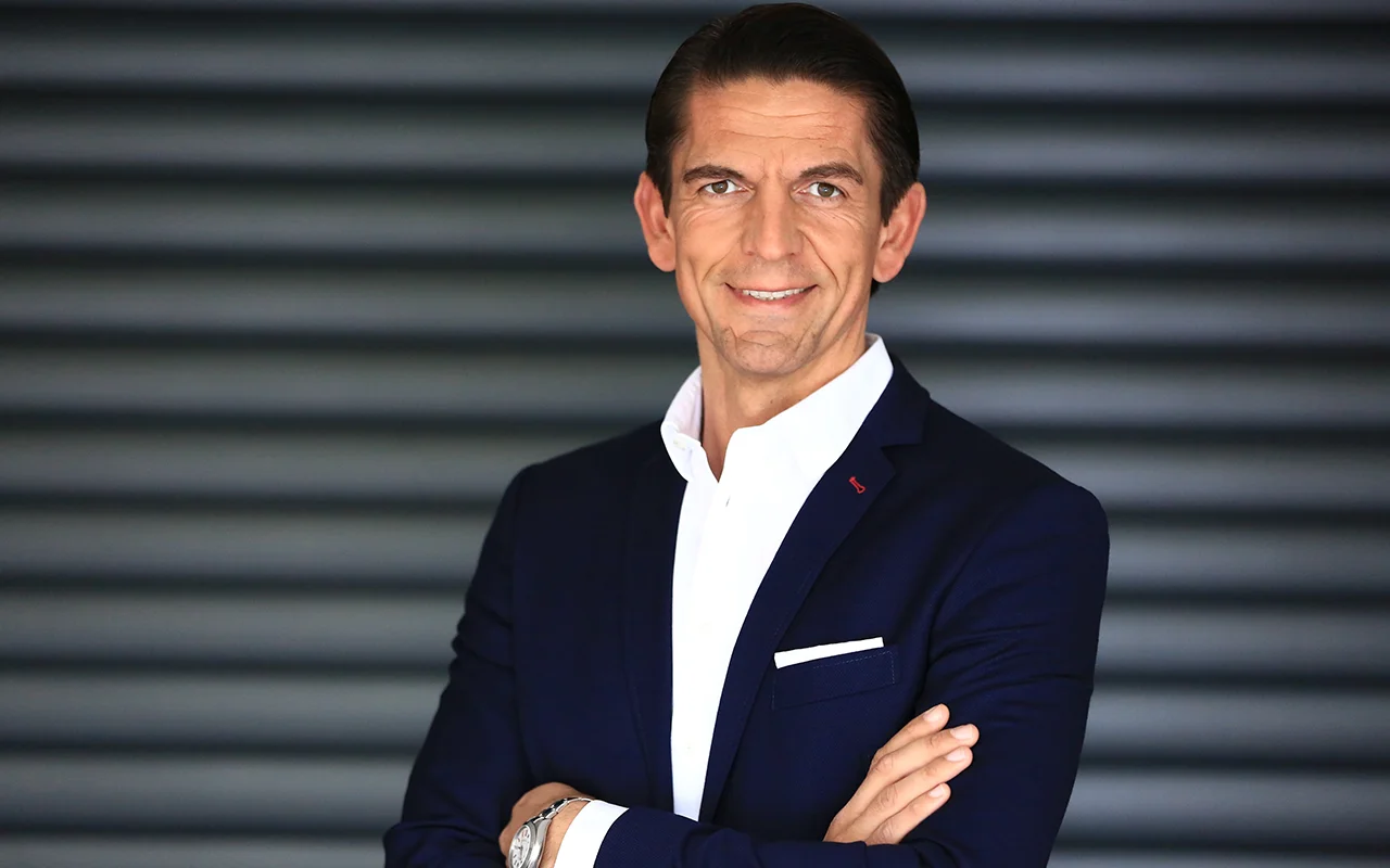 Deniz Aytekin in selbstständiger Unternehmer und DFB Profischiedsrichter
