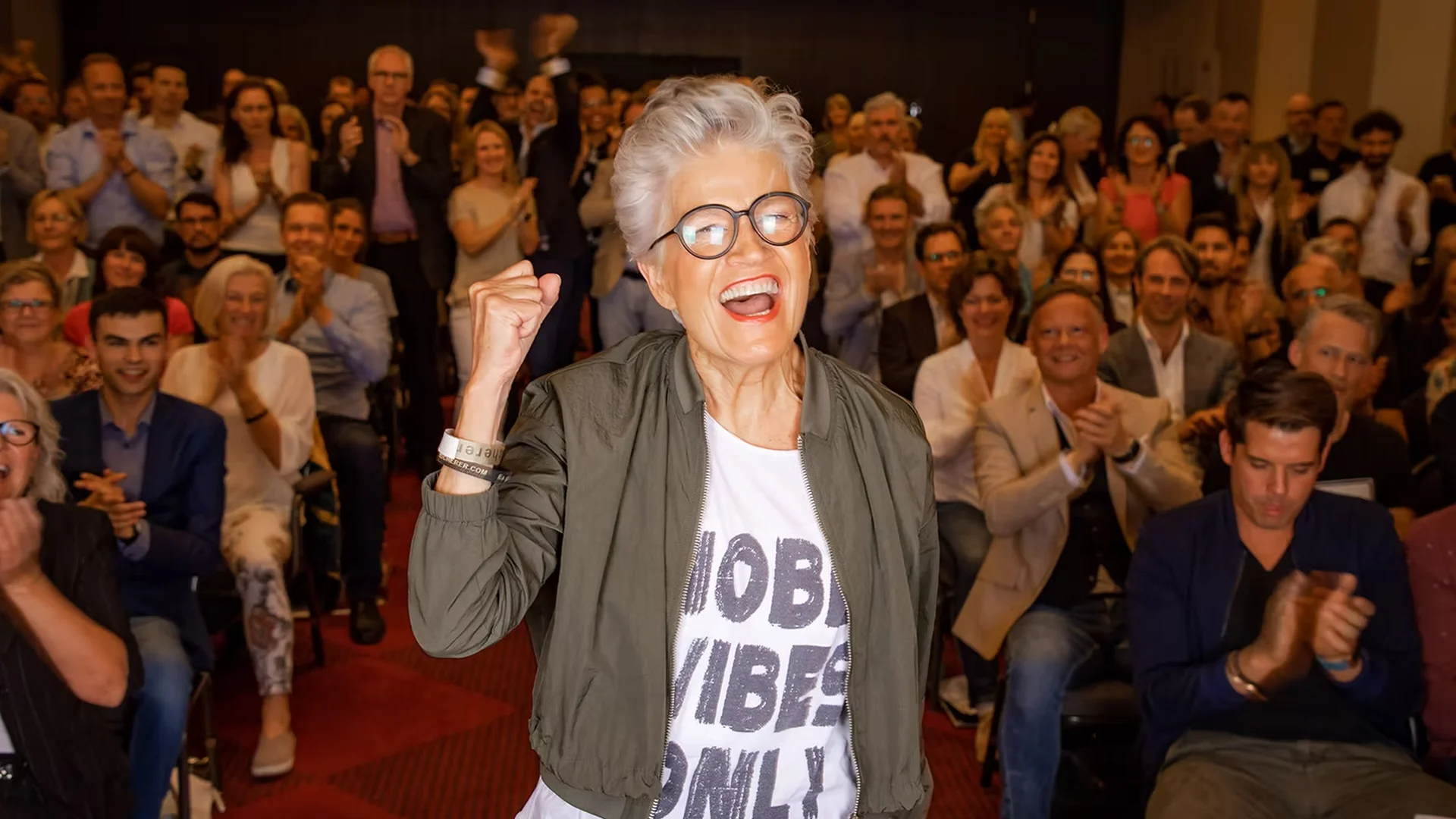 Die Selbstständige Greta Silver steht auf der Bühne