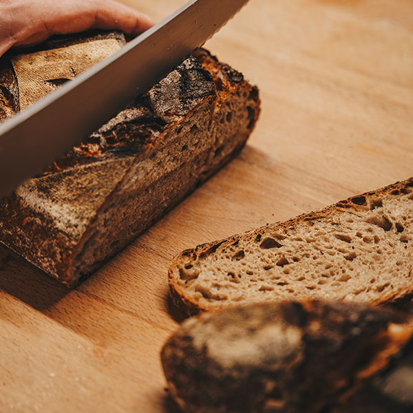 Nahaufnahme eines Sauerteigbrots von der Bäckerei Till & Brot