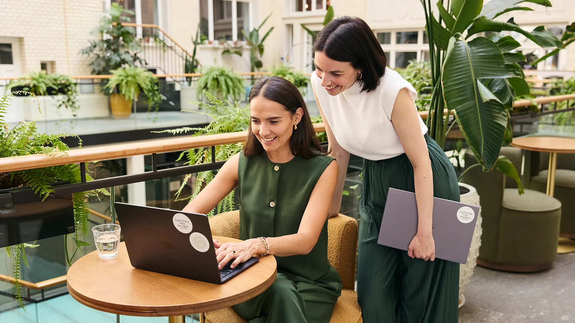 Die Fyrce Care Gründerinnen Johanna und Lisa Maria arbeiten am Laptop