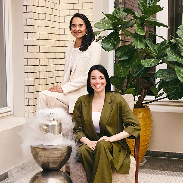 Nahaufnahme des Gründerduos Johanna Rief und Lisa Maria Ladner von Fyrce Care
