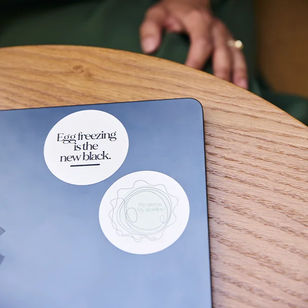 Zugeklappter Laptop mit einem aufgeklebten Werbesticker des Start-up Fyrce Care