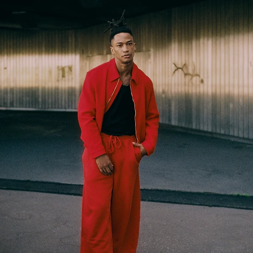 Schauspieler Daniel Hernandez in einem roten Outfit