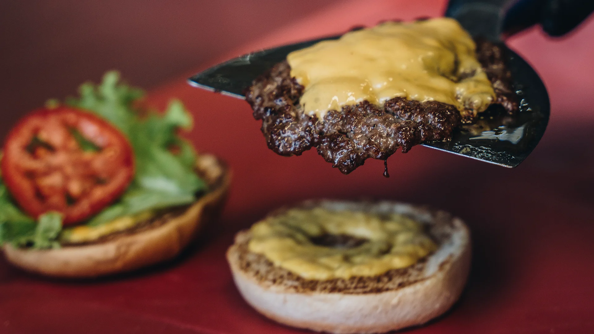 Der Gründer der Burgerkette Glückspilz Umer Butt steht vor einer Filiale
