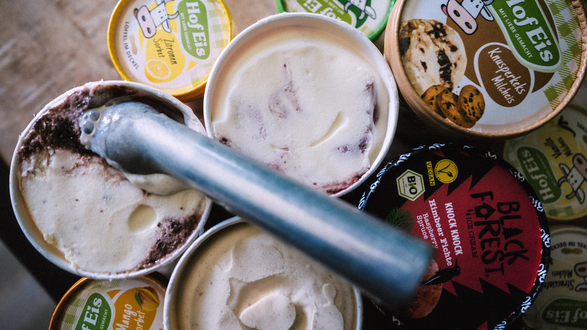 Unterschiedliche Eissorten von Black Forest Ice Cream und Hof-Eis der Schwarzwälder Eismanufaktur