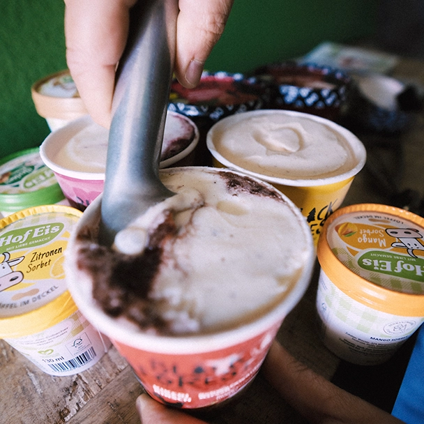 Viele Sorten Speiseeis von Black Forest Ice Cream und Hof-Eis aus Freiburg