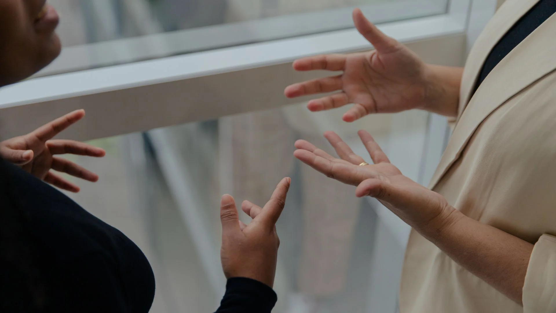 Menschen mit Hände im Gespräch