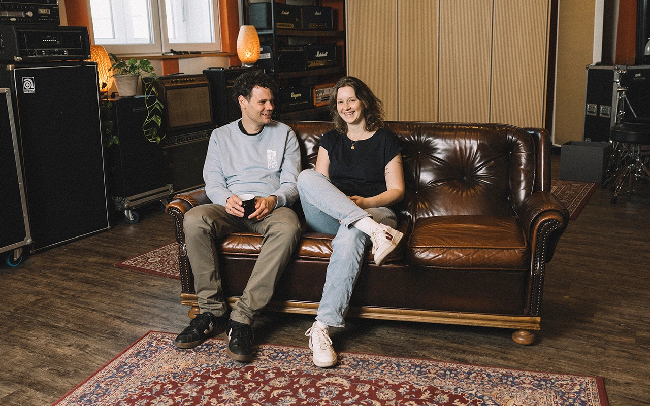 Jan-Oliver Lange und Elisa Fischer von Kampf der Künste sitzen auf einer Couch