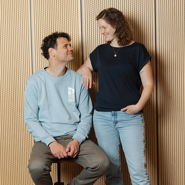 Jan-Oliver Lange und Elisa Fischer von Kampf der Künste schauen sich an